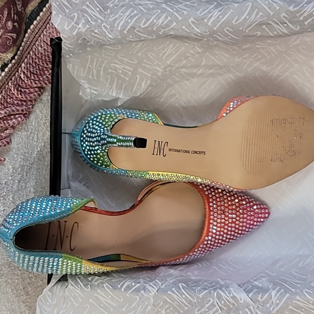 Shoes - Picture 2 of 7